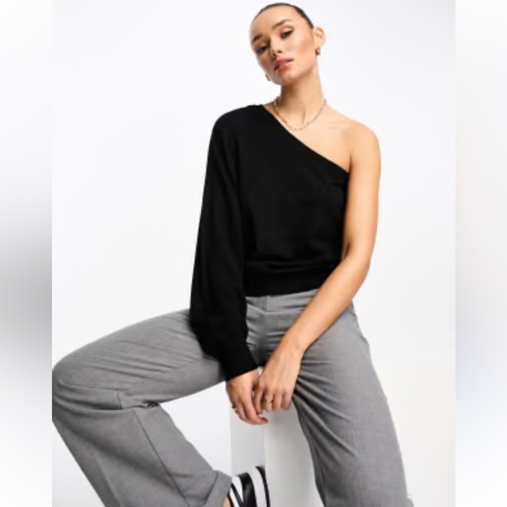 LULU’s Black One-Shoulder Sweatshirt Top. Size‎ M
